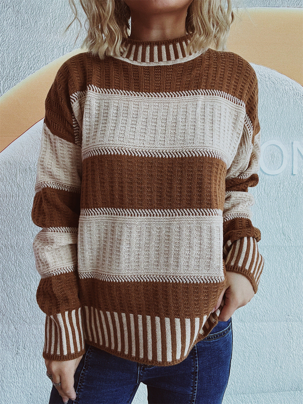 Pull en tricot décontracté pour femmes avec un motif à rayures moderne et un matériau chaud Chic und Stil