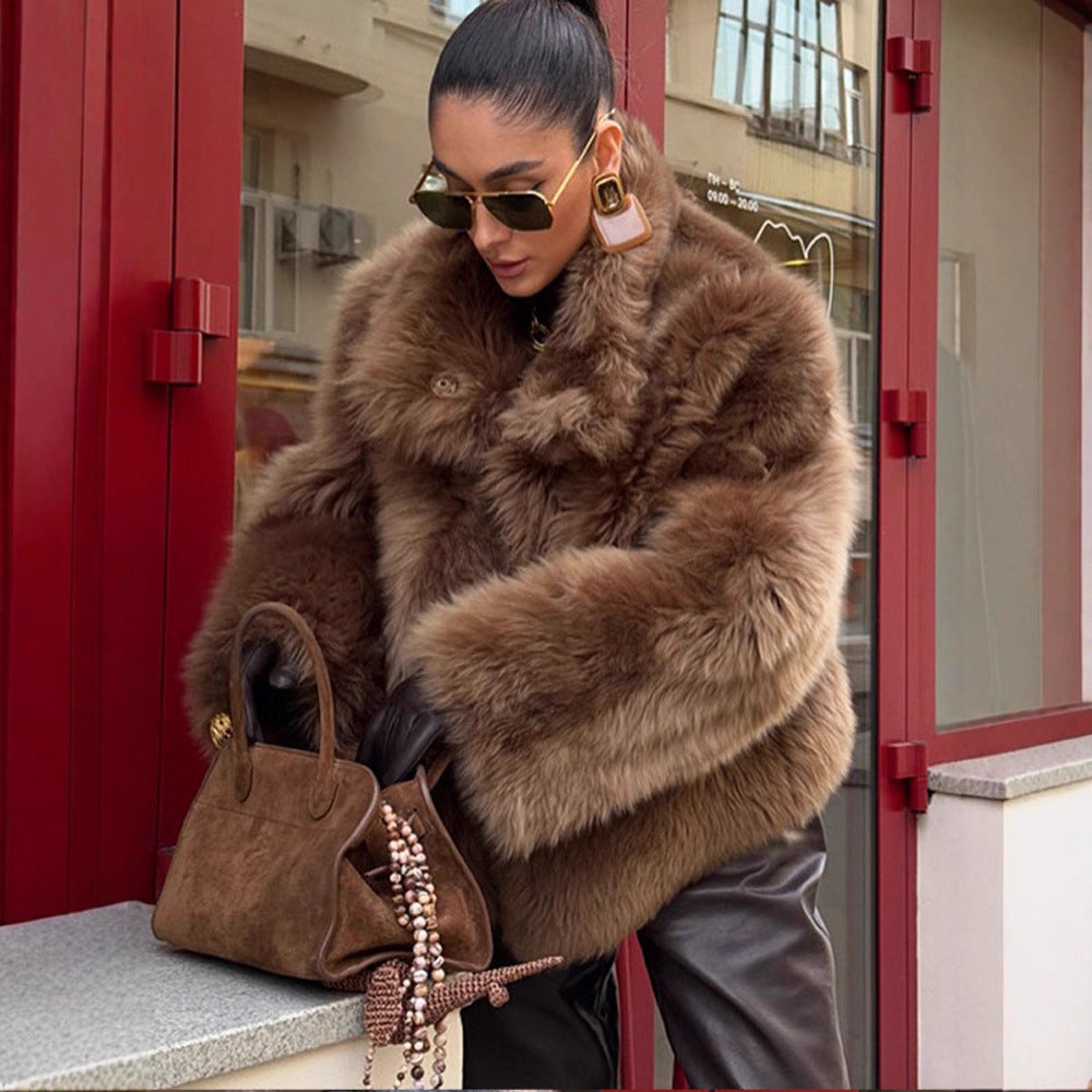 Faux fur jacket for women with a voluminous cut and elegant collar Chic and Style