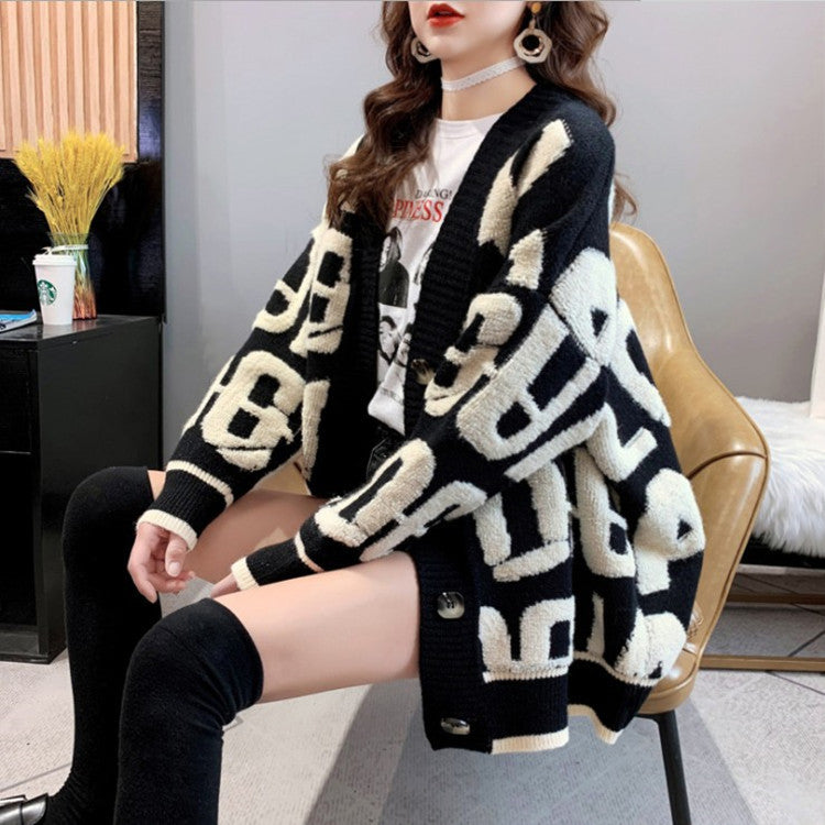 Dames cardigan décontracté avec grand motif logo et fermeture à boutons Chic und Stil