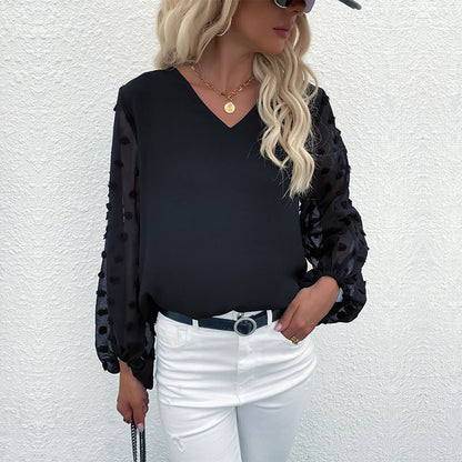 Blouse femme à col V avec des manches bouffantes transparentes et des détails à pois Chic und Stil
