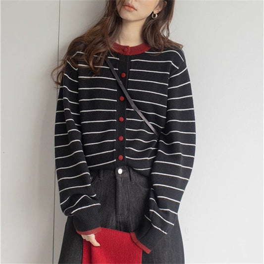 Cardigan en tricot confortable pour femmes avec un motif rayé juvénile et une fermeture à boutons pratique Chic und Stil