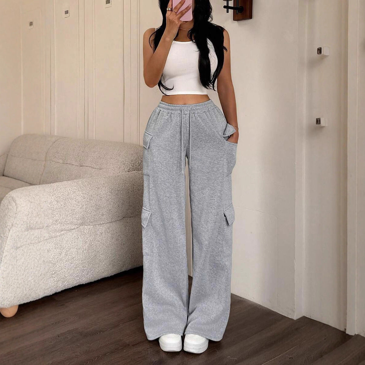 Wide cargo pants for women with side pockets and elastic waistband Chic und Stil