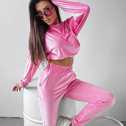 Sporty loungewear set for ladies with cropped top and comfortable pants Chic und Stil