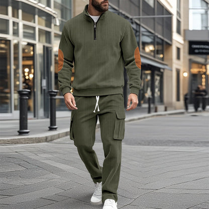 Costume de loisir masculin à la mode avec des hauts structurés et des pantalons cargo pratiques Chic und Stil