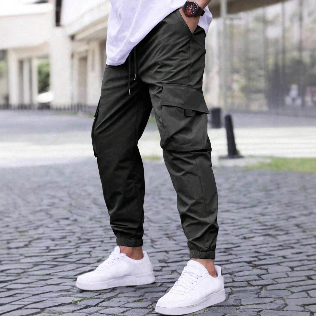 Pantalon cargo pour hommes avec des poches zippées pratiques et une taille élastique Chic und Stil