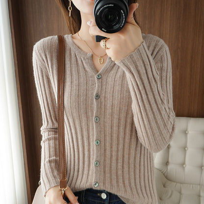 Cardigan pour femmes avec un fin motif en côtes et des détails de boutons élégants Chic und Stil