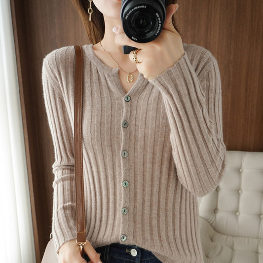 Cardigan pour femmes avec un fin motif en côtes et des détails de boutons élégants Chic und Stil