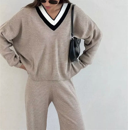 Dames pull confortable à col V avec col rayé Chic und Stil
