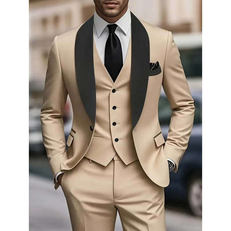 Costume élégant pour hommes avec une coupe slim et un revers en satin luxueux Chic und Stil