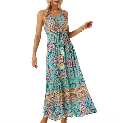 Robe maxi aérienne pour femmes avec un design floral ludique et un tirage à la taille Chic und Stil