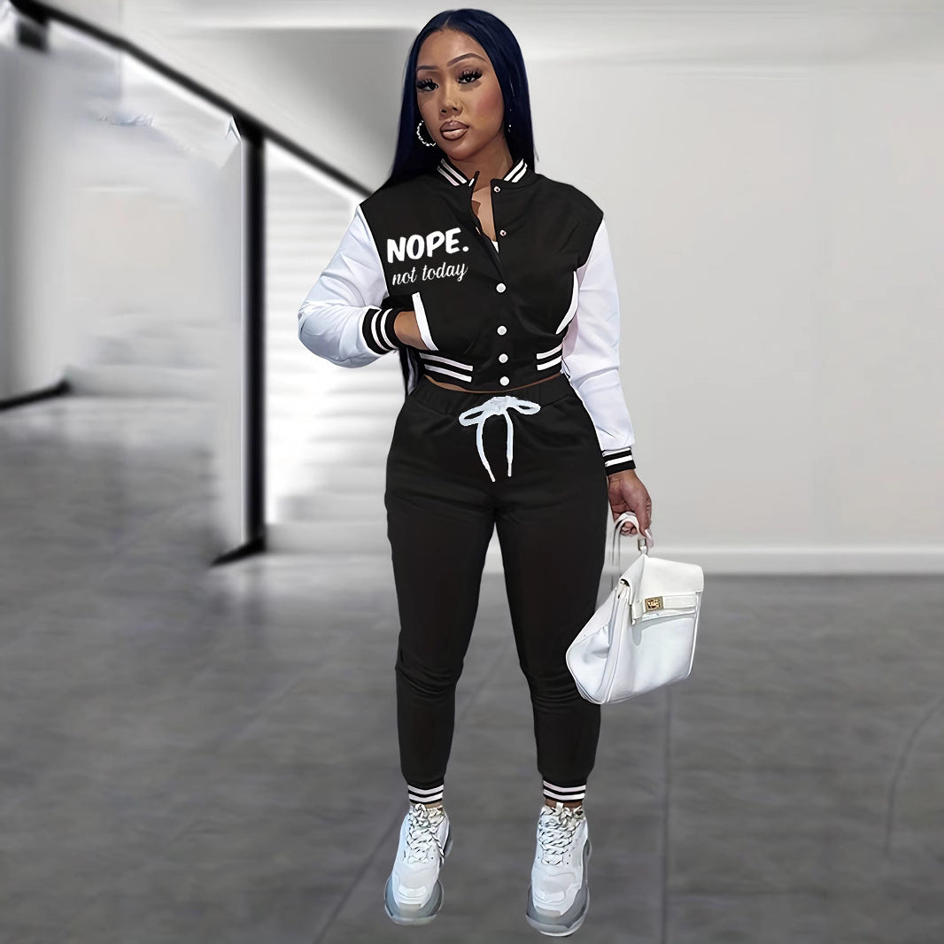 Combinaison de sport pour dames avec des manches contrastantes et un lettrage fashion Chic und Stil