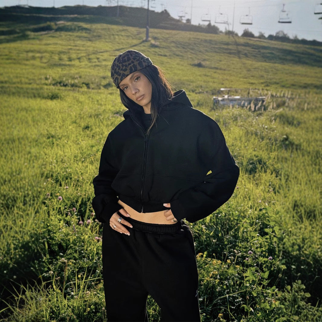 Comfortable women's pajama set with short hoodie and loose pants Chic und Stil