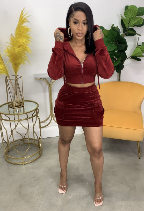 Dames Ensemble de velours sportif deux pièces avec sweat à capuche et short court Chic und Stil