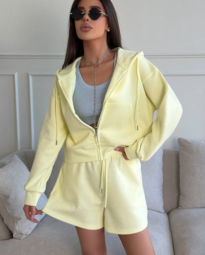 Ensemble de hoodie décontracté et de shorts pour femmes avec coupe ample et matériau respirant Chic und Stil