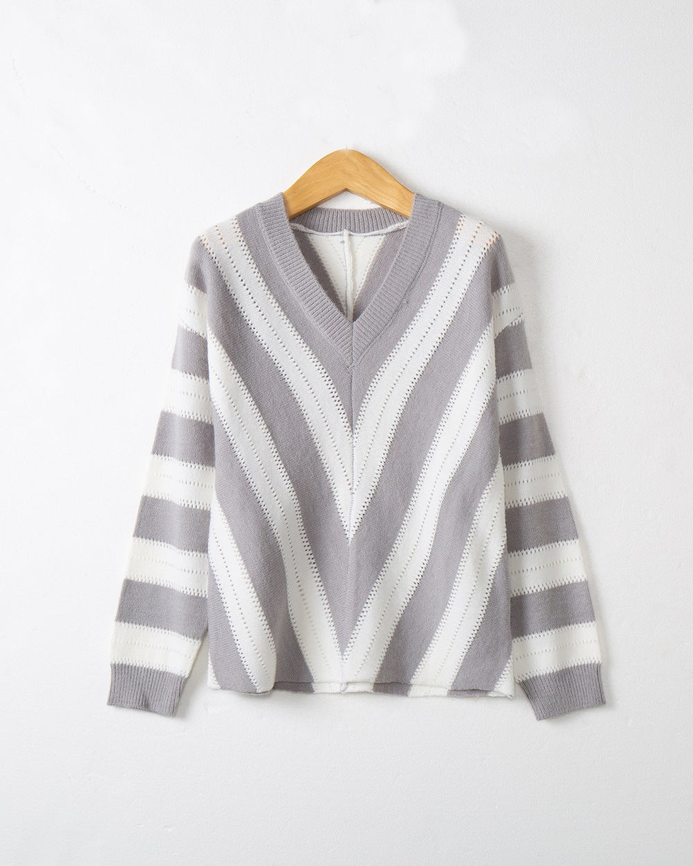 Dames pull-over en V avec un motif rayé raffiné Chic und Stil