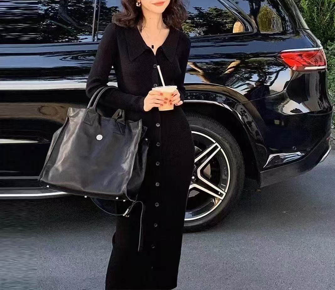 Robe maxi tricot pour femmes avec fermeture à boutons et col à la mode Chic und Stil