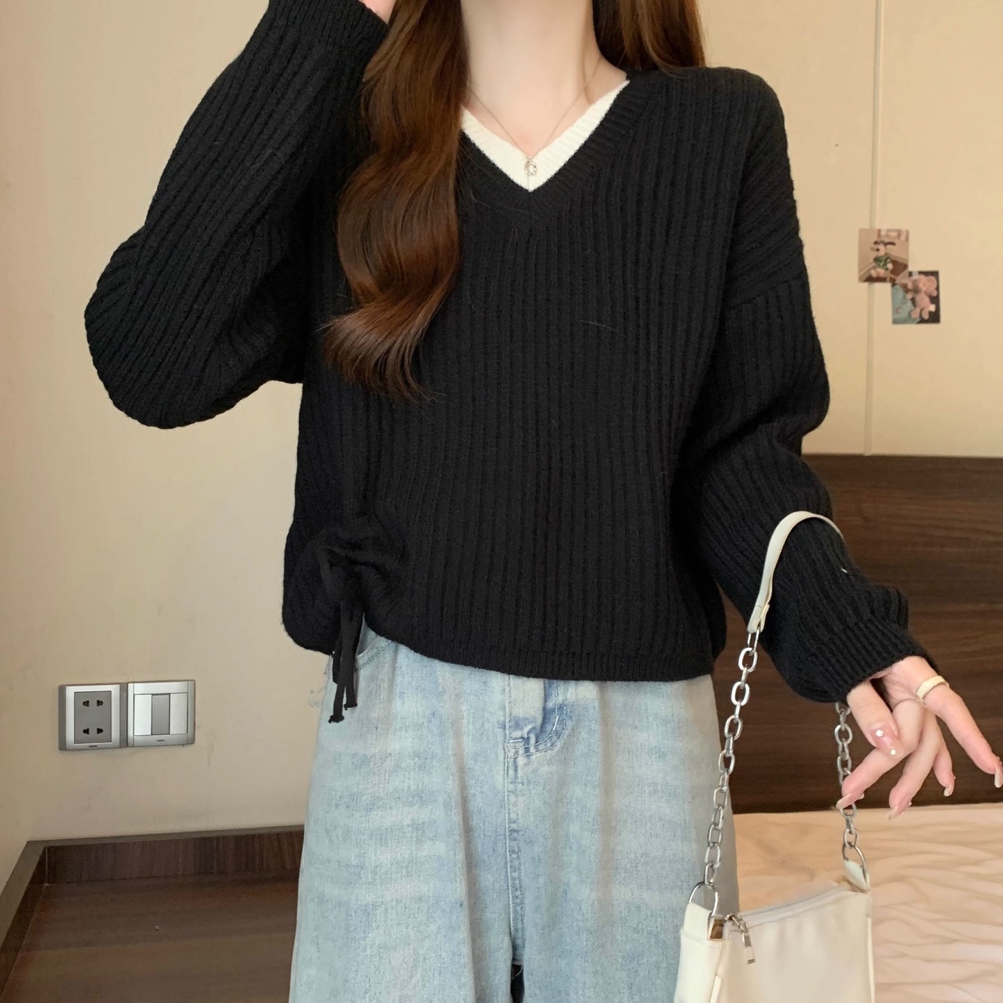 Pull condescendant à col en V pour femmes avec texture côtelée et cordons latéraux à la mode Chic und Stil