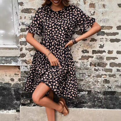 Robe d'été aérienne pour femmes avec coupe irrégulière et motif léopard tendance Chic und Stil