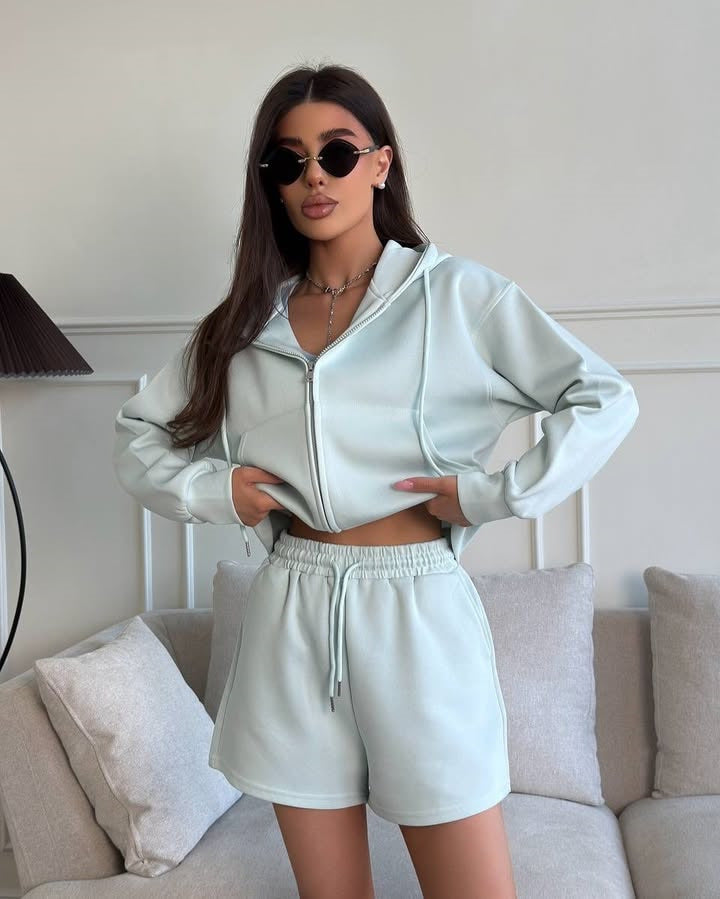 Ensemble de hoodie décontracté et de shorts pour femmes avec coupe ample et matériau respirant Chic und Stil