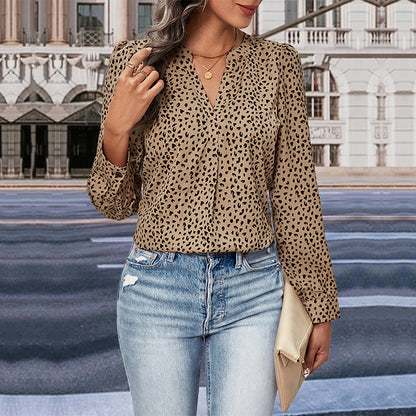 Blouse pour femmes avec un imprimé léopard original et un décolleté en V moderne Chic und Stil