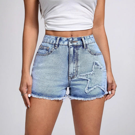 Shorts en denim pour femmes ajustés avec un détail étoilé à la mode et un ourlet effiloché Chic und Stil