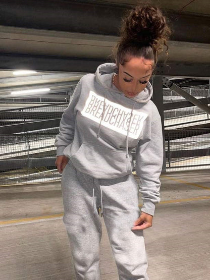 Women's sporty leisure sweatshirt set and jogging pants with a practical kangaroo pocket design Chic and Style