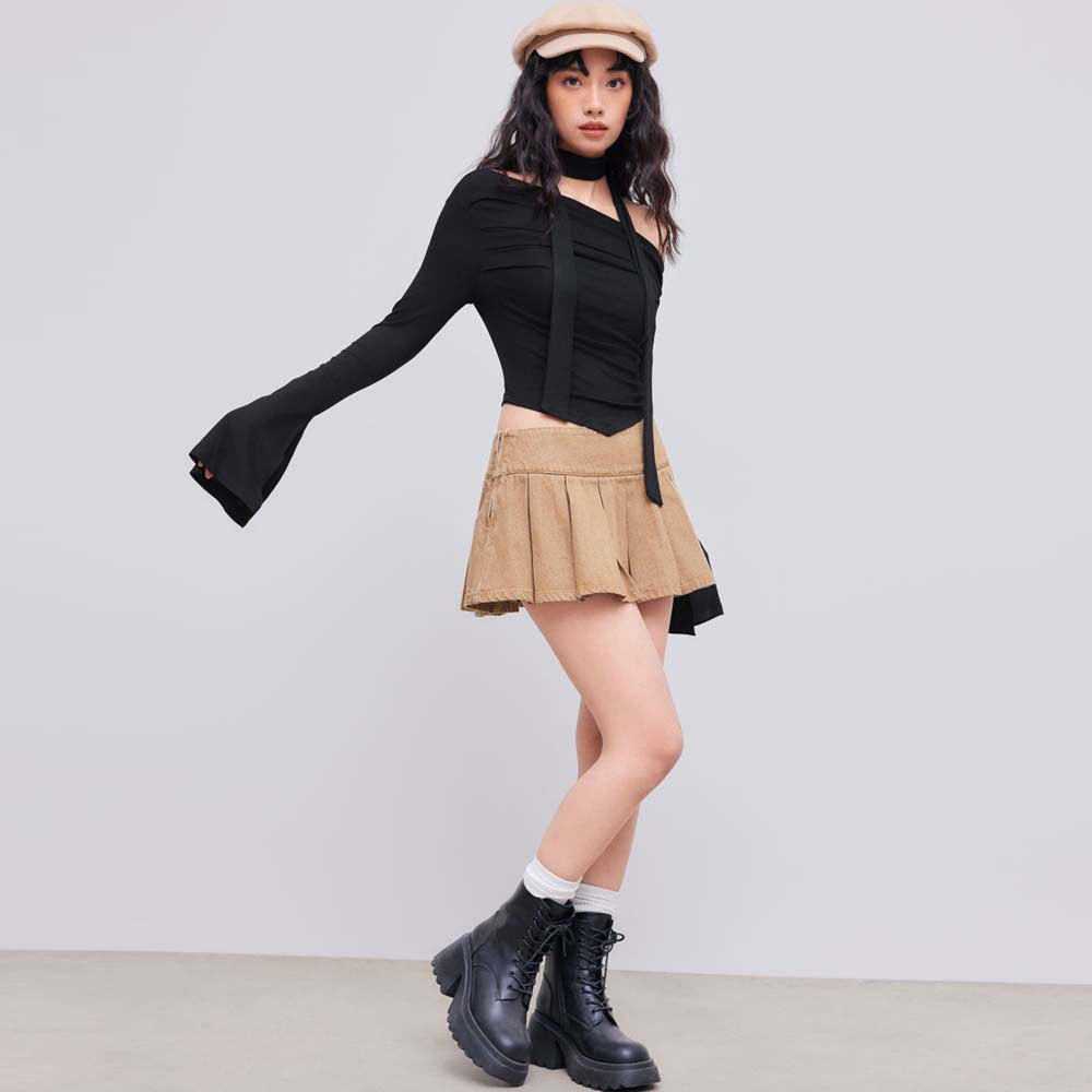 Top court pour femme avec design halter asymétrique et drapés élégants Chic & Stil