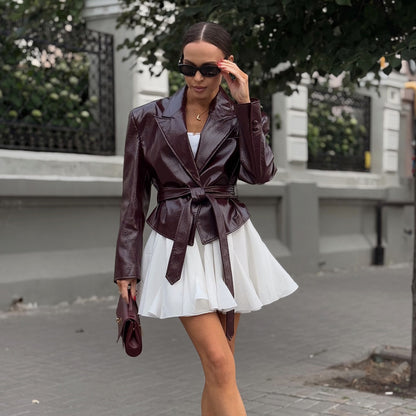 Blazer en cuir verni élégant pour femmes, cintré avec col montant et ceinture à la taille Chic und Stil