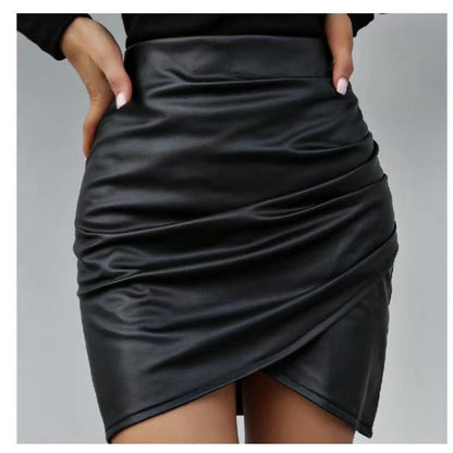 Short à volants en similicuir pour femmes avec coupe asymétrique Chic und Stil