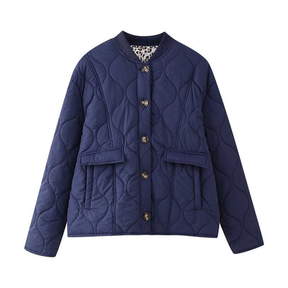 Women's puffer jacket with structured design and practical pockets Chic and Style