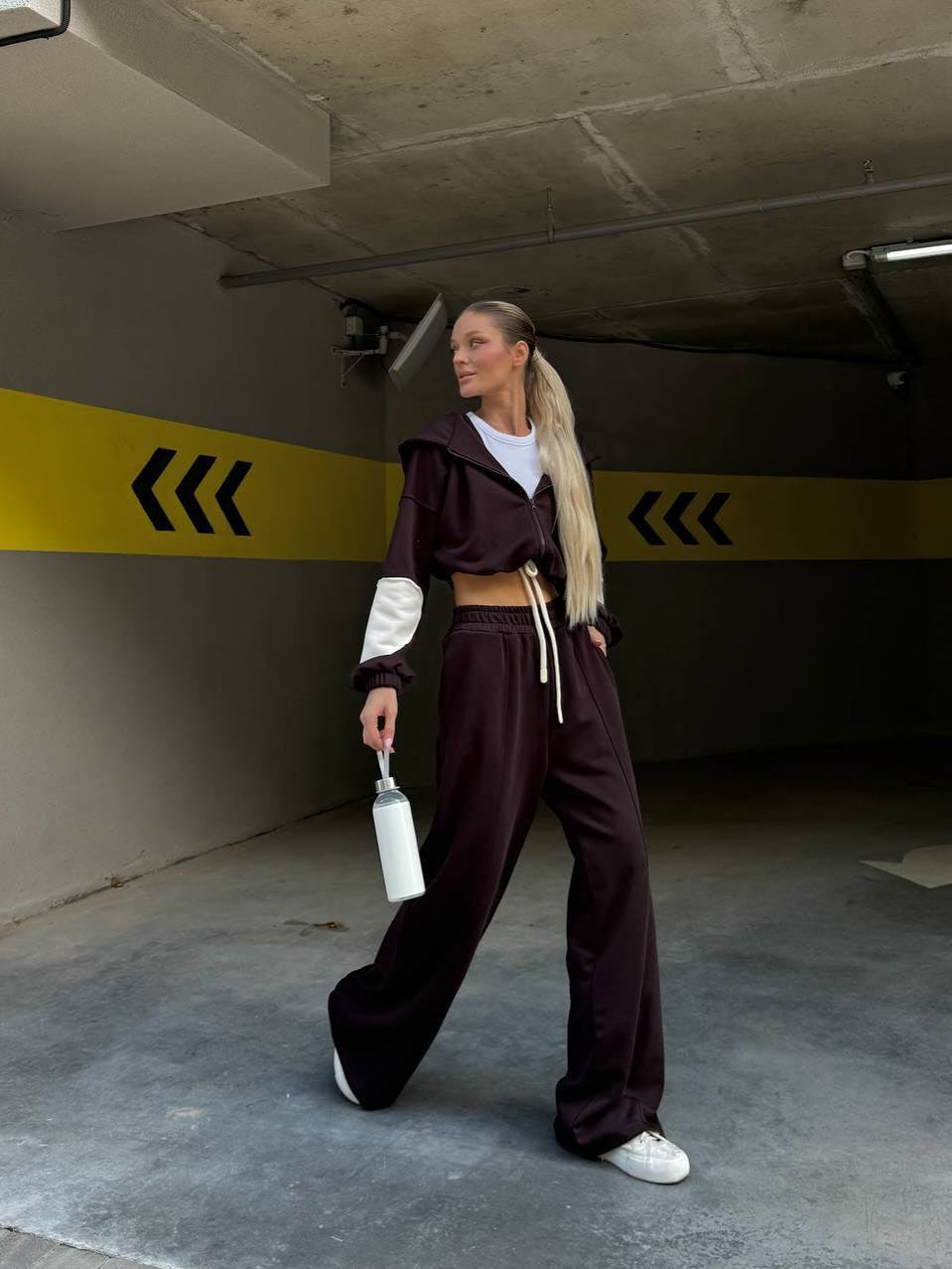 Chic and Style women's sporty-elegant set consisting of a crop top and wide pants