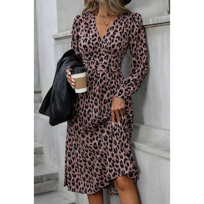Robe portefeuille pour femmes avec un imprimé léopard moderne et des manches longues Chic und Stil