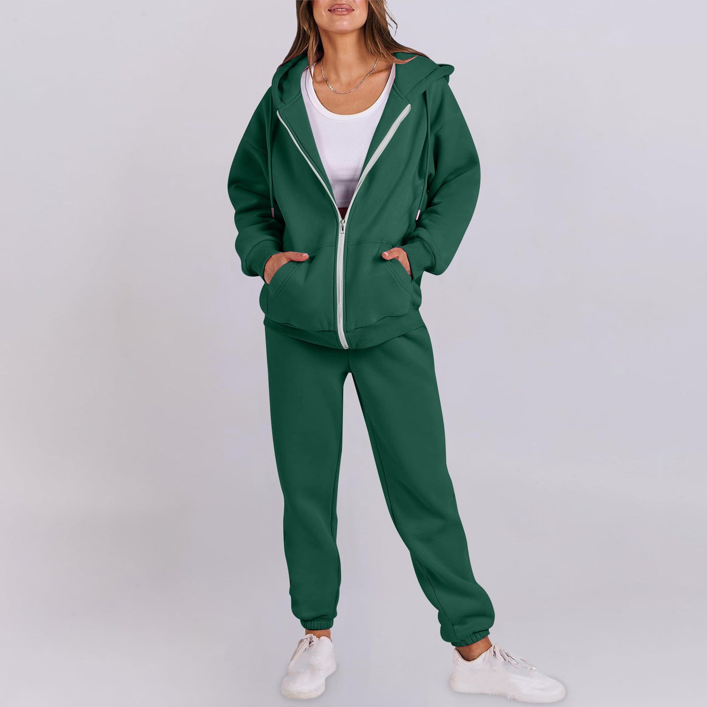 Casual women's sports set with hood and zipper Chic und Stil