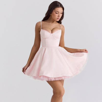 Robe de loisirs pour femmes avec un design sans bretelles et une jupe volumineuse Chic und Stil