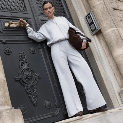 Costume de détente décontracté pour dames avec des détails de couture décoratifs et une fermeture éclair intégrale Chic und Stil