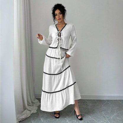 Robe maxi pour femmes avec des fronces élégantes et un biais contrastant Chic und Stil