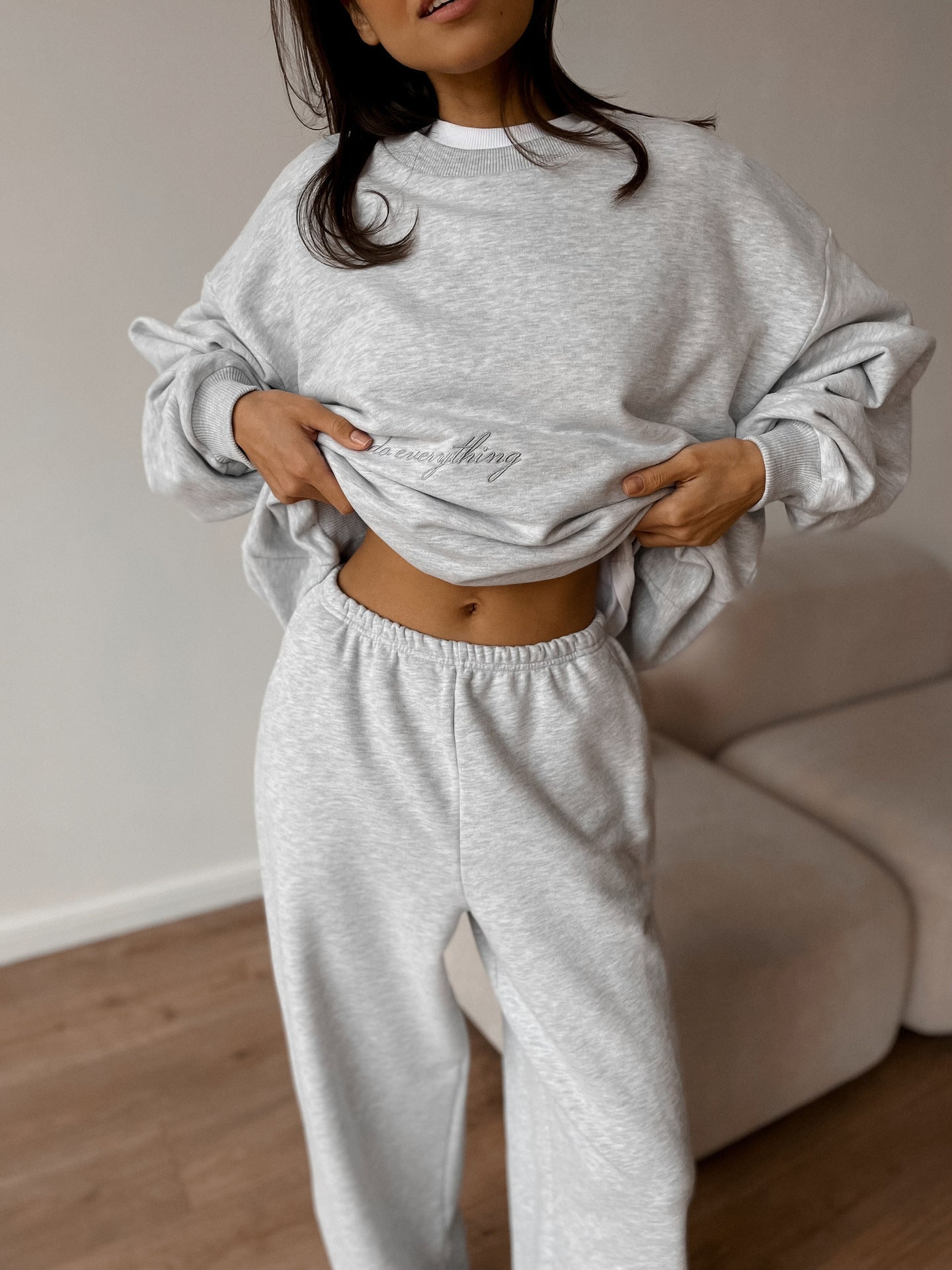Dames confortable ensemble de sweat en peluche avec taille élastique et inscription à la mode Chic und Stil