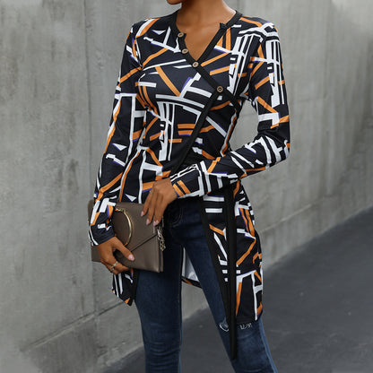 Chemisier long à manches mode pour femmes avec design géométrique et plastron à boutons Chic und Stil
