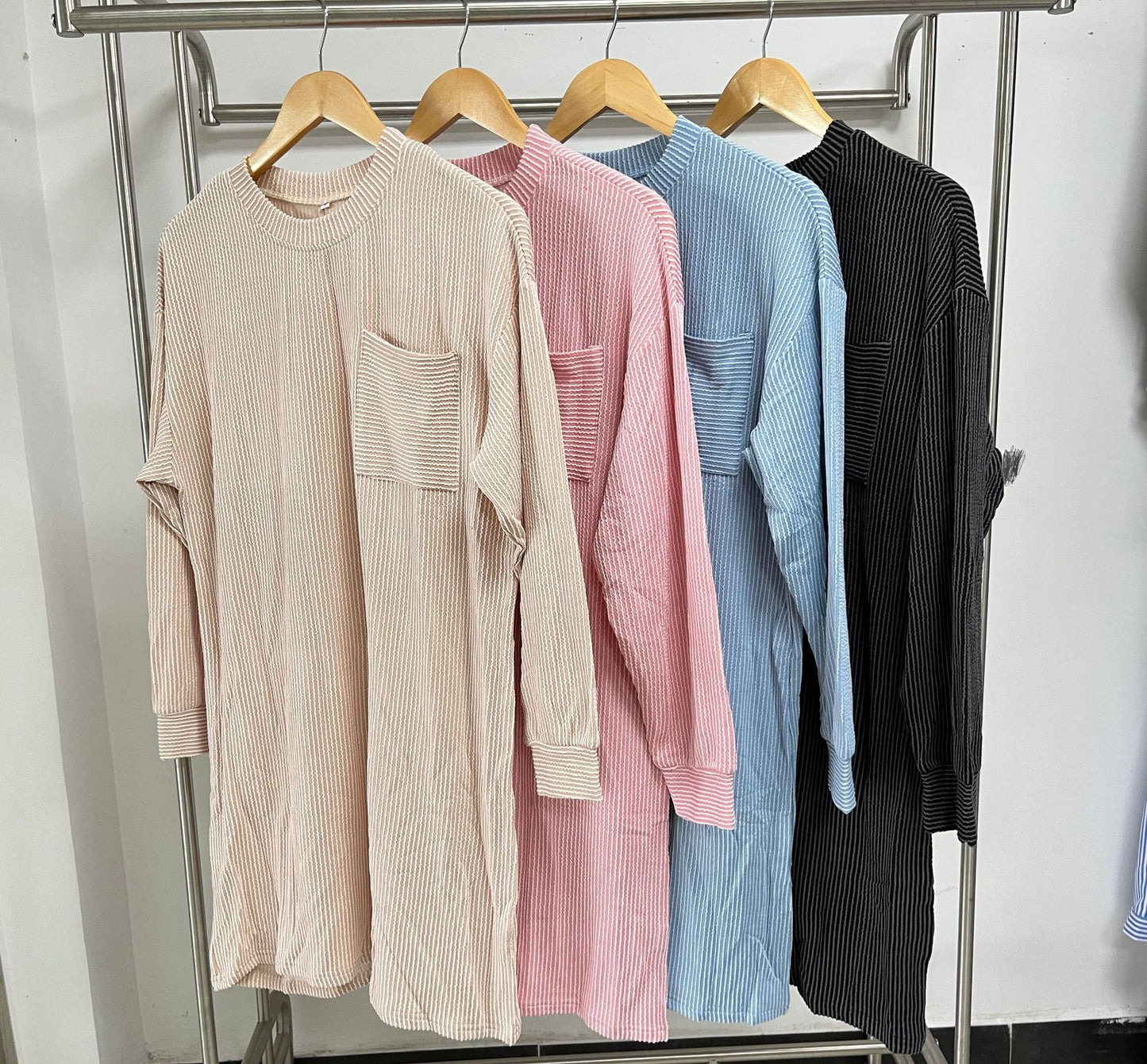 Robe longue décontractée pour femmes à manches longues avec poches pratiques et design structuré moderne Chic und Stil