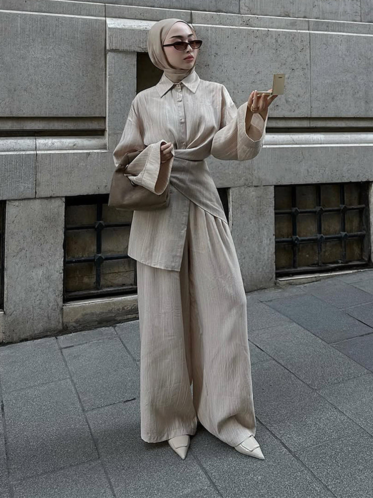 Elegant and fashionable outfit for women with high-waisted pants and shirt Chic und Stil