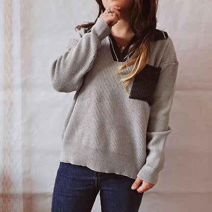 Pull femme décontracté à col V avec design ribbed texturé et col contrasté Chic und Stil