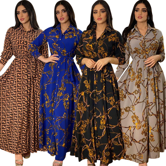 Robe maxi tendance pour dames avec une silhouette cintrée et un élégant détail de bouton Chic und Stil
