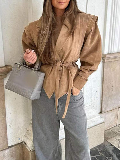 Blazer féminin élégant avec détails d'épaule lissés et ceinture à nouer Chic und Stil