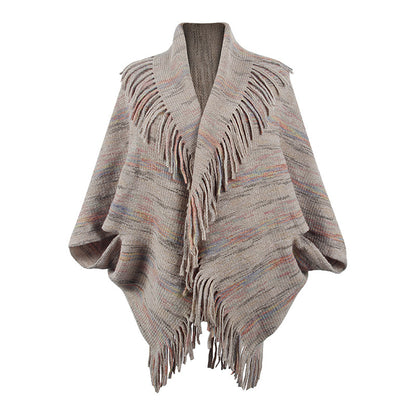 Dame poncho en tricot avec des franges luxueuses et un design moderne Chic und Stil