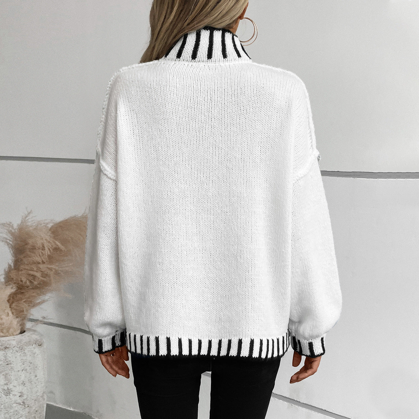 Pull féminin à col montant et poignets contrastants Chic und Stil