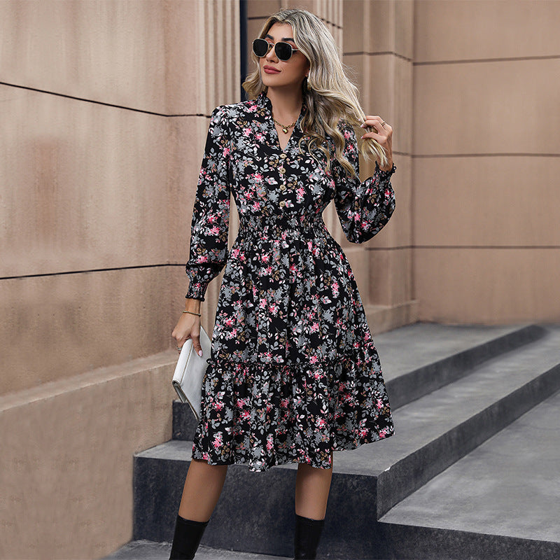 Robe midi pour femmes avec des accents floraux et des détails froncés Chic und Stil