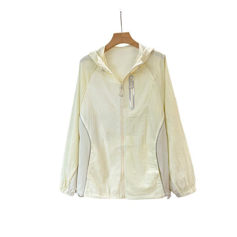 Veste de sport légère pour femmes avec capuche innovante et propriétés respirantes Chic & Stil