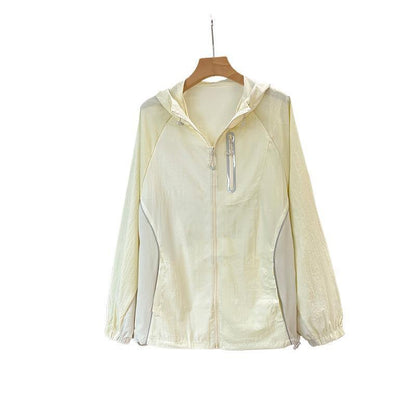 Veste de sport légère pour femmes avec capuche innovante et propriétés respirantes Chic & Stil