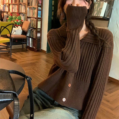 Pull en tricot fin pour femmes avec élégante patte de boutonnage et design côtelé structuré Chic und Stil