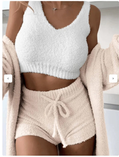 Femmes ensemble lounge douillet avec crop top et shorts Chic und Stil
